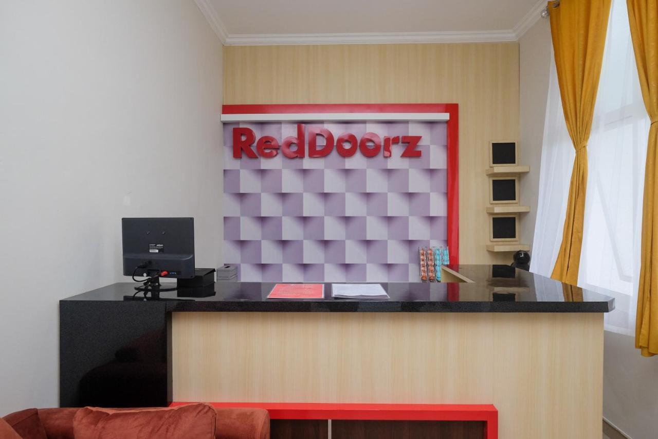 Reddoorz Near Kawasan Bandara Ahmad Yani Semarang 2 Hotel Exterior photo