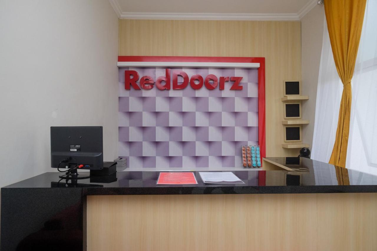 Reddoorz Near Kawasan Bandara Ahmad Yani Semarang 2 Hotel Exterior photo