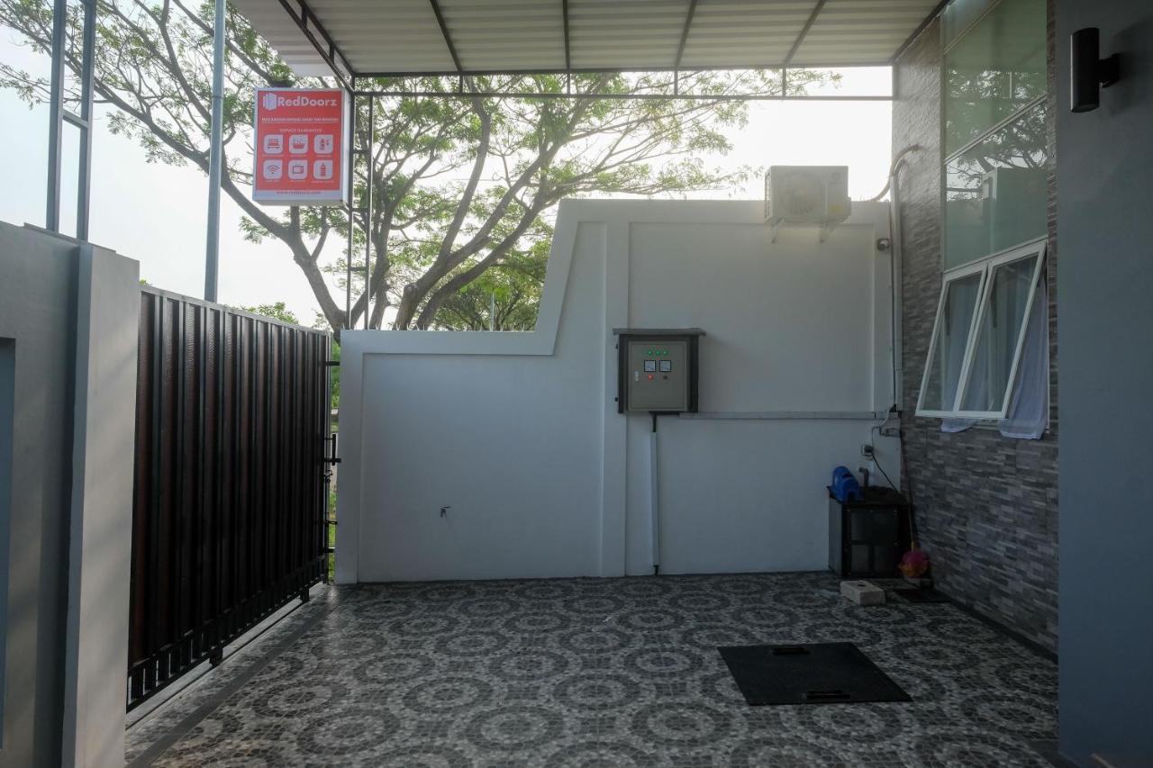 Reddoorz Near Kawasan Bandara Ahmad Yani Semarang 2 Hotel Exterior photo